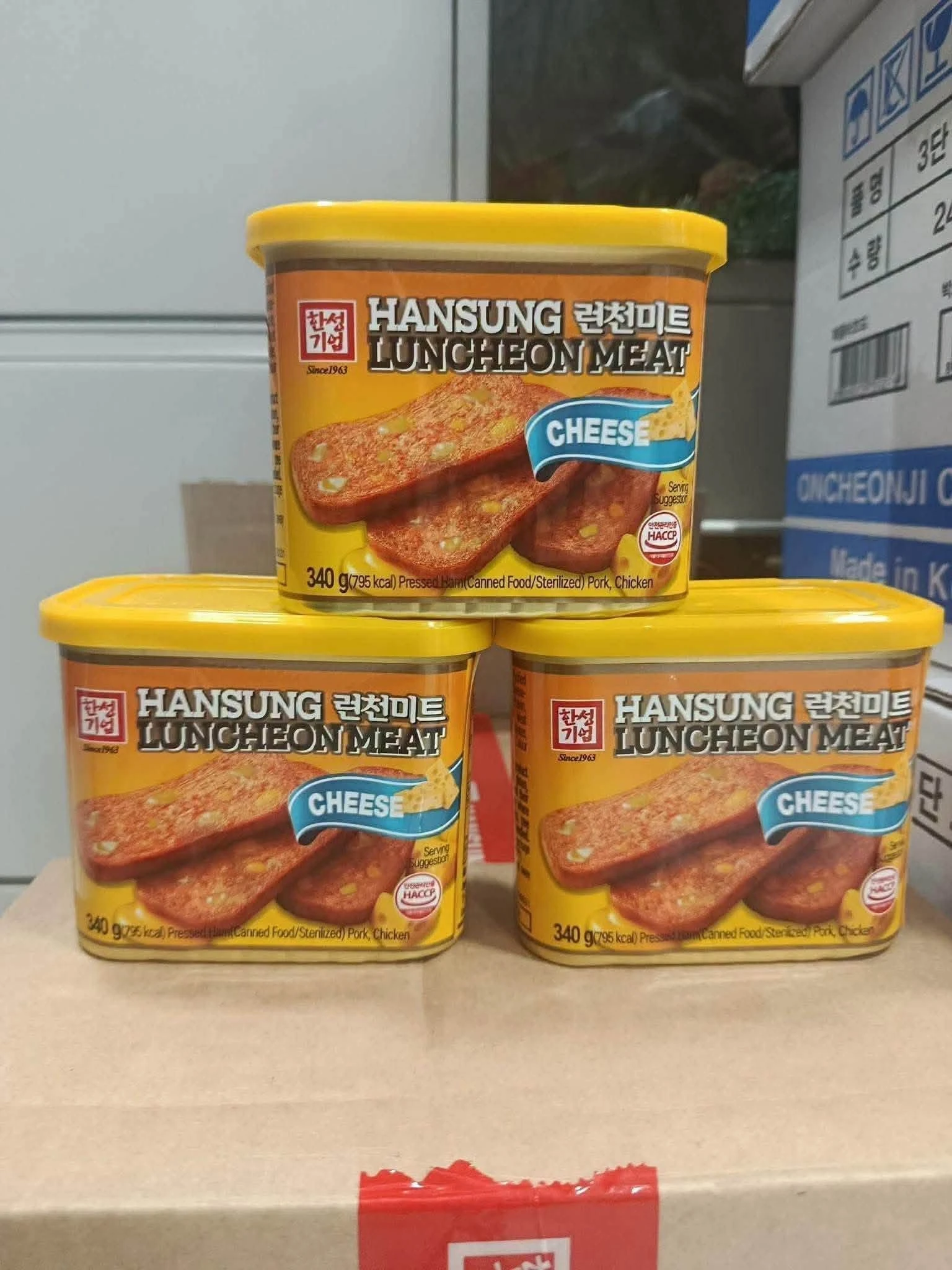 Hansung Luncheon Meat Cheese ในบรรจุภัณฑ์สีเหลือง