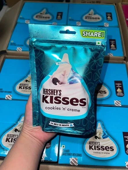 Kisses Cookies ’n’ Creme — คิสเซส คุกกี้แอนด์ครีม ในซองสีฟ้า