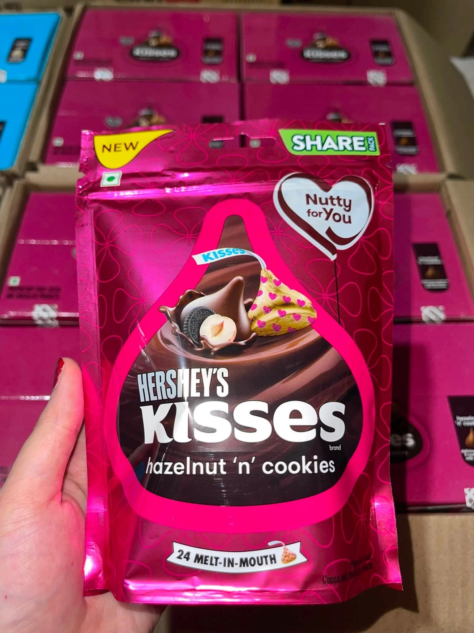 Kisses Hazelnut ’n’ Cookies — คิสเซส เฮเซลนัทแอนด์คุกกี้ ในซองสีชมพู