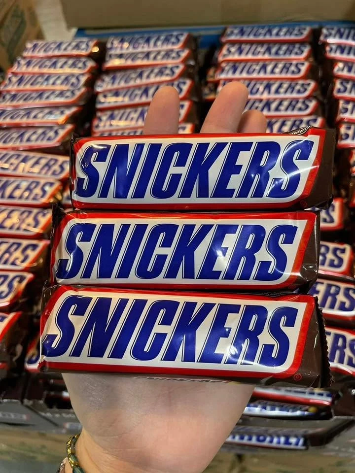 Snickers — ช็อกโกแลตบาร์สอดไส้ถั่วลิสง คาราเมล และนูกัต